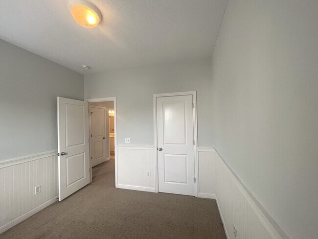 Building Photo - 5597 Lantos Rd