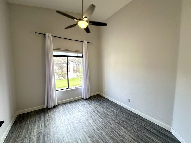 Building Photo - Gorgeous remodel update! No neighbors behi...
