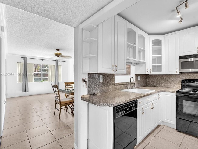 Building Photo - 5001 W Oakland Park Blvd