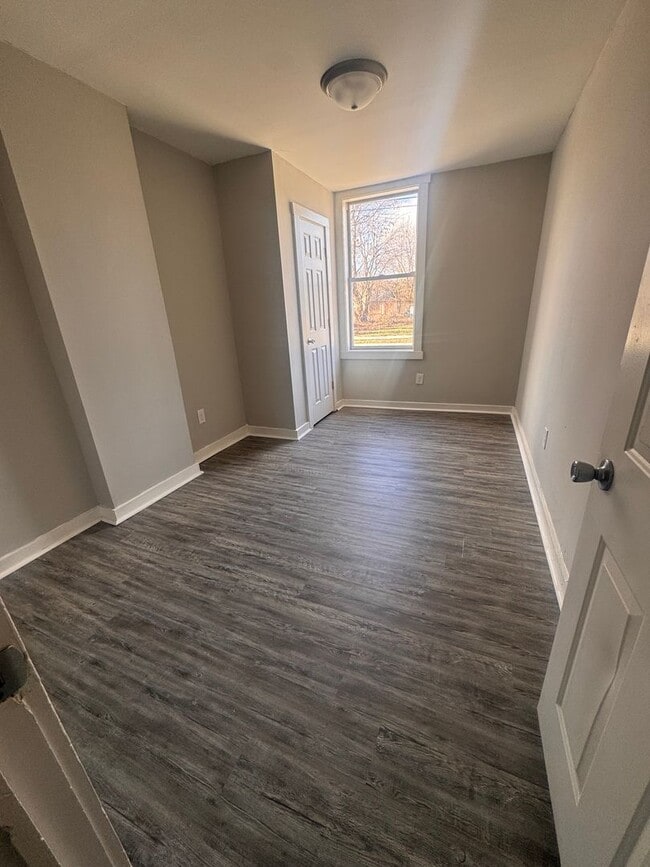 Building Photo - 538 S Front St