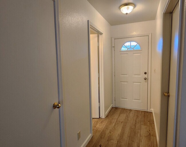 Building Photo - 404 Valley Cir