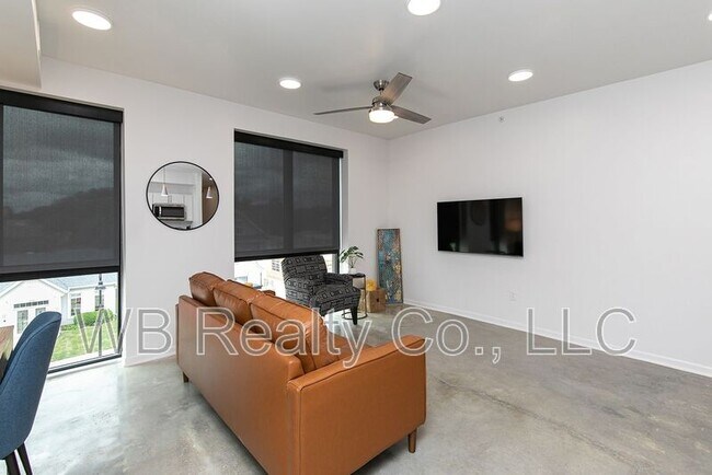 Building Photo - 315 5th St