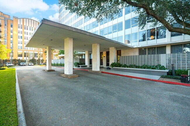 Building Photo - 2701 Westheimer Rd