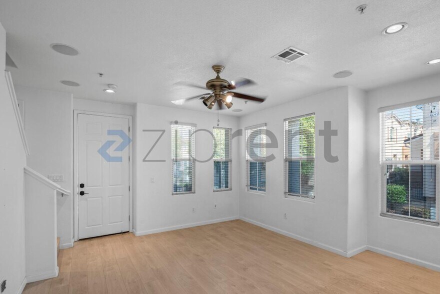 Building Photo - Unit