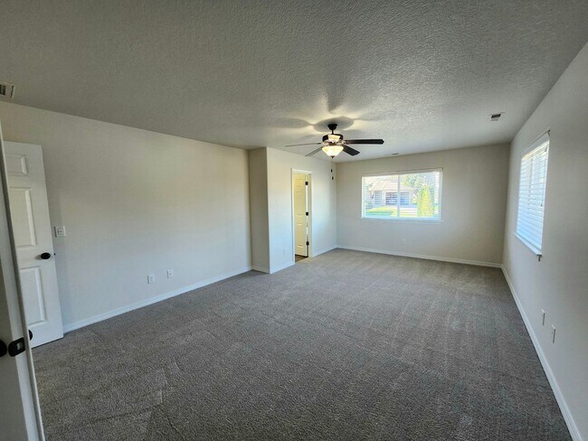 Building Photo - $700 Move-in Special! Beautiful South Rich...
