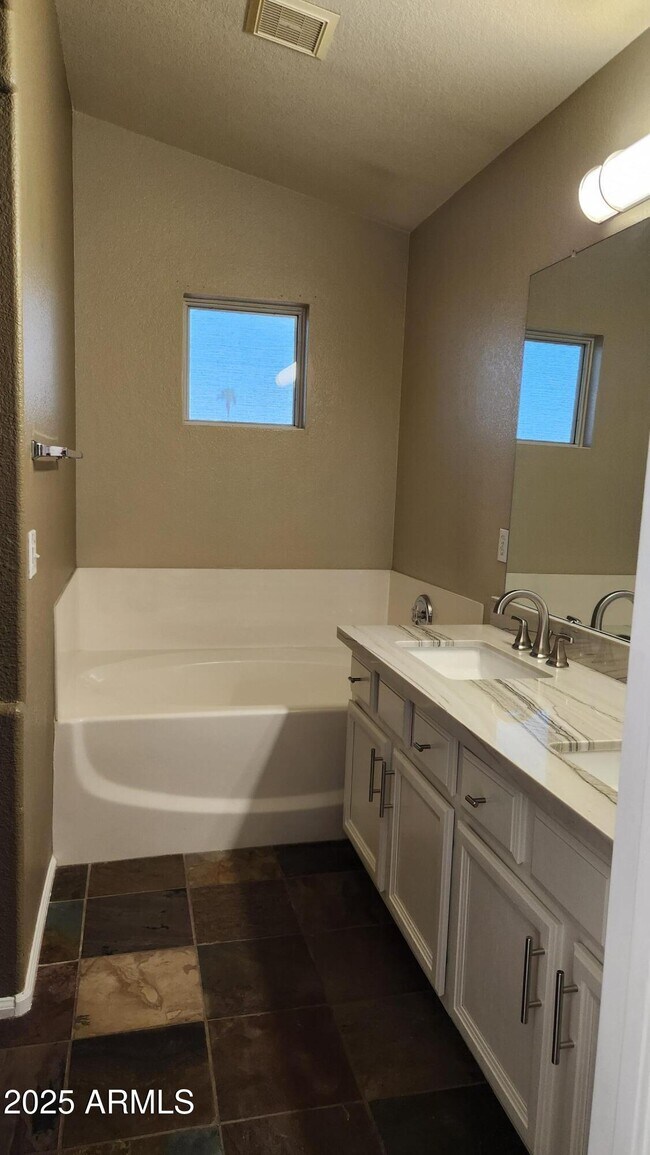 Building Photo - 1112 W Folley St