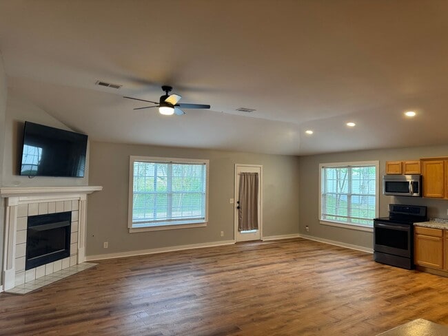 Building Photo - Great 3BR Home in Spring Hill