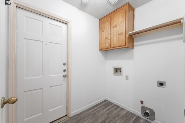 Building Photo - 2600 Waterloo Ln