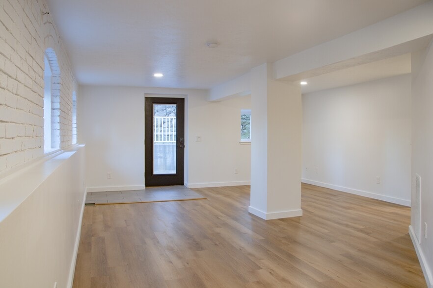 Building Photo - 548 Main St