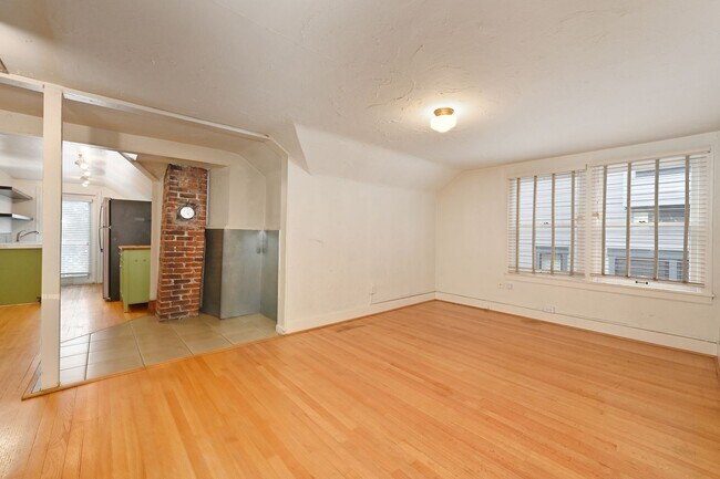 Building Photo - 1509 10th Ave W