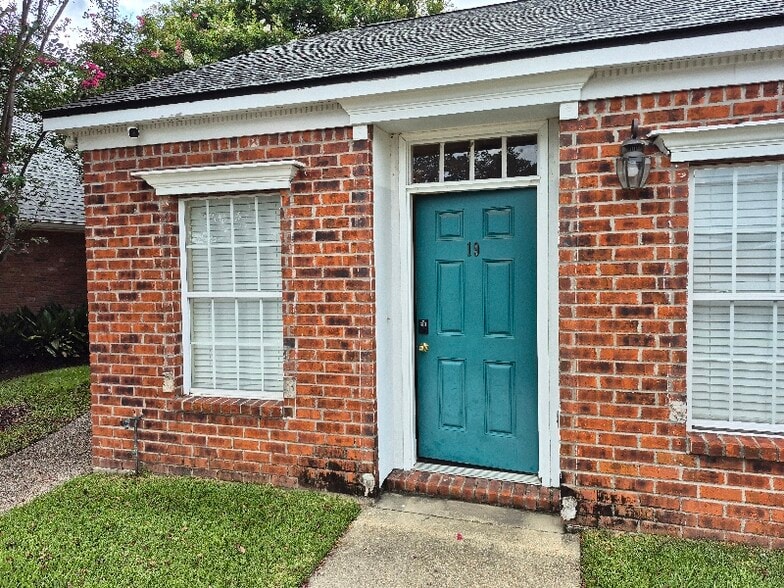 Primary Photo - 152 S Foster Dr