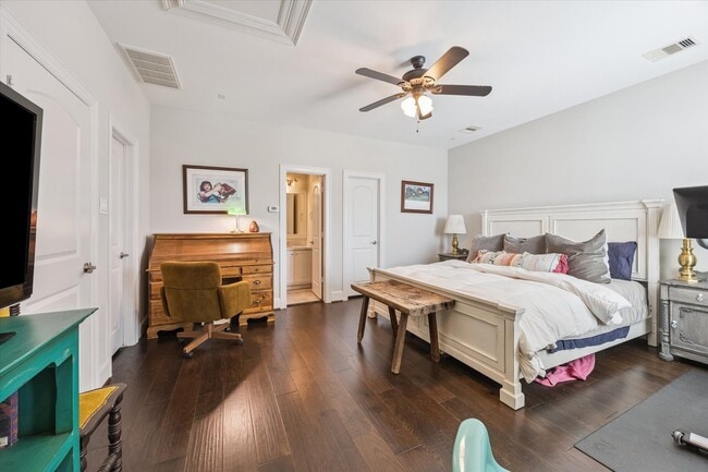 Building Photo - 4415 Marina St