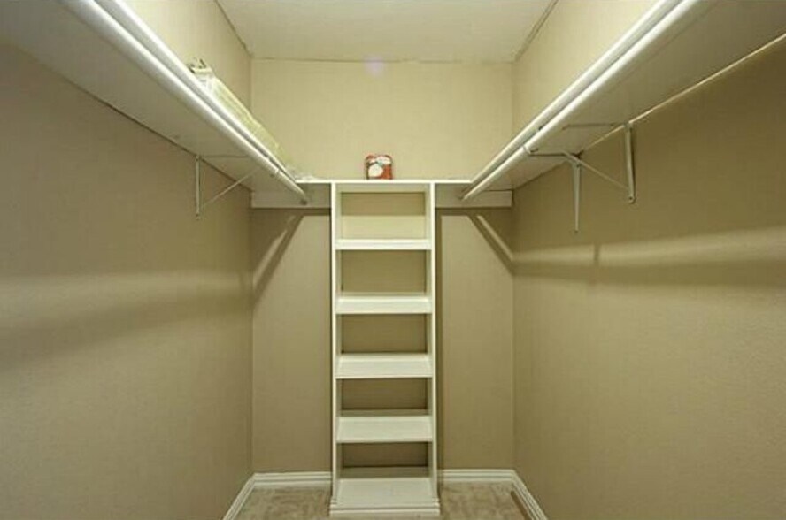 Building Photo - 10594 High Hollows Dr