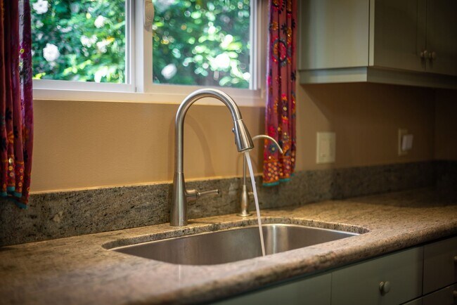 Building Photo - Cozy 2 Bedroom Cottage with Lush Gardens