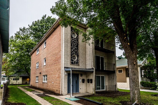 Building Photo - 3822 N Kenneth Ave