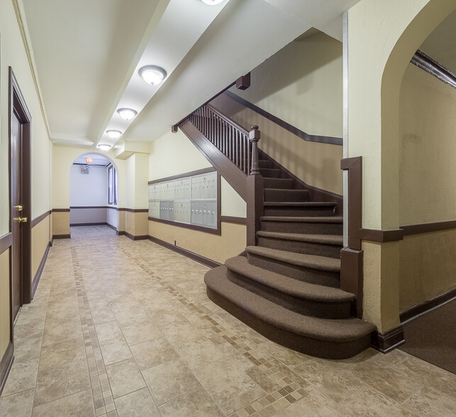 Building Photo - 1044 W George St