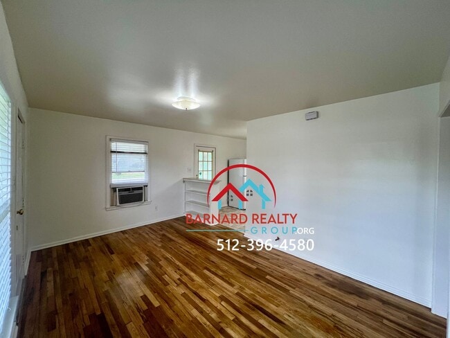 Building Photo - Available: Charming 2 Bedroom 1 Bath with ...