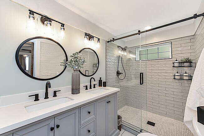 Master full bath - 2118 Market St