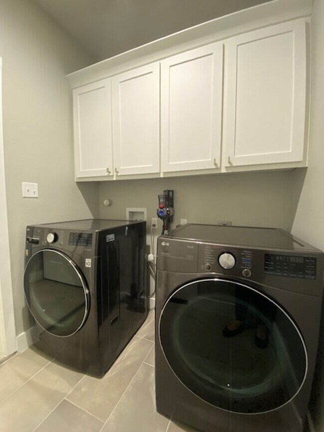 Building Photo - 3806 Negin Dr