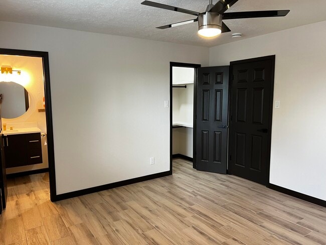 Building Photo - 905 La Charles Dr NE