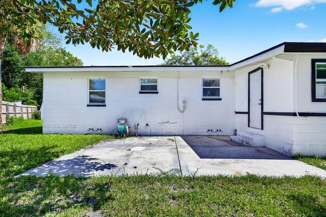 Building Photo - 6635 Blackwood Dr