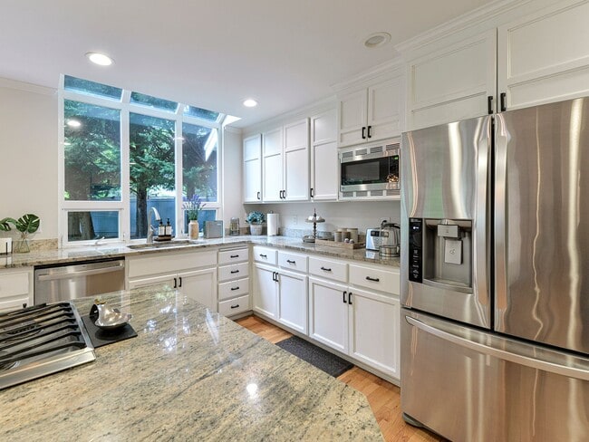 Building Photo - Stunning and Elegant 4+ Bedroom on Park-Like Lot Pine Lake Estates Sammamish