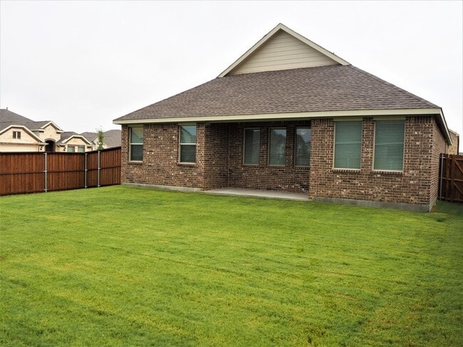 Building Photo - 1800 Lake Grove Dr
