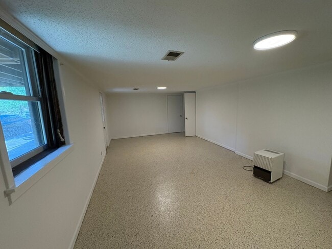 Building Photo - 6808 River Ridge Dr