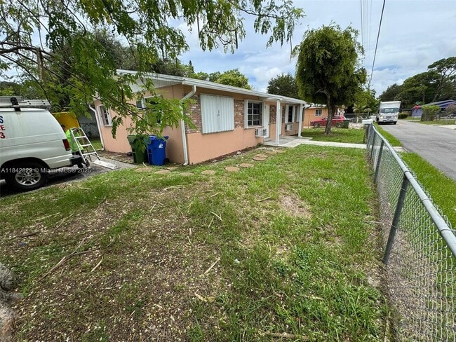 Building Photo - 844 NW 18th Ave