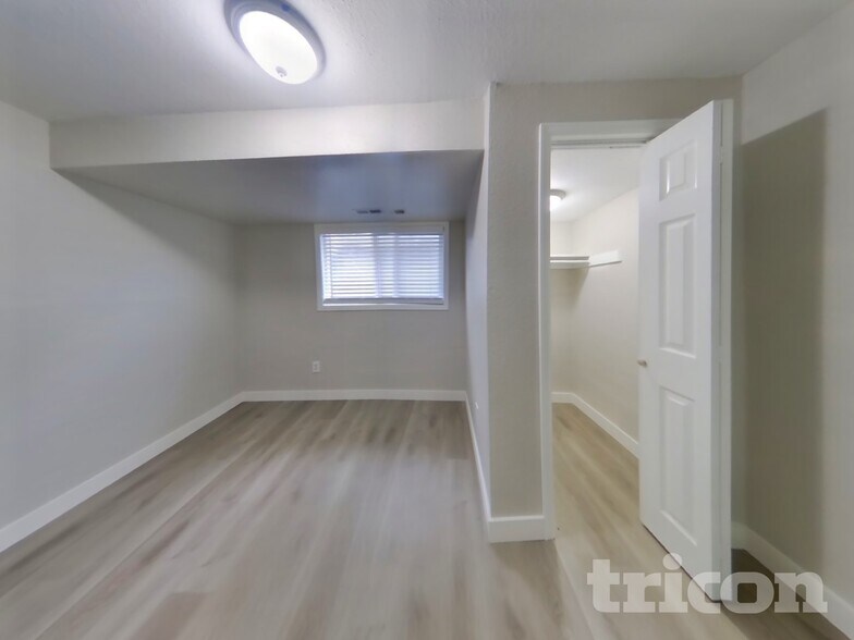 Building Photo - 505 E 40th St