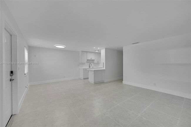 Building Photo - 810 SW 12th Ct