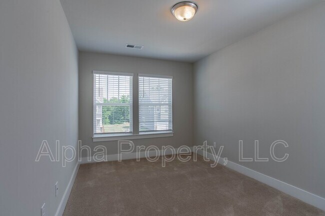 Building Photo - 385 Hague Dr