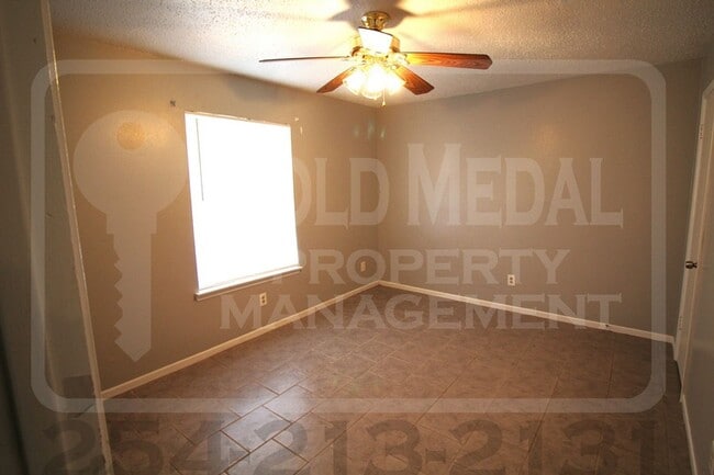 Building Photo - 2302 Hunt Dr