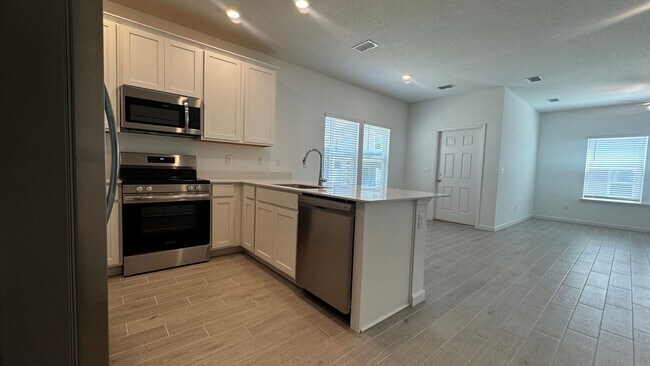 Building Photo - Charming 3BR Townhome with Screened-In Patio