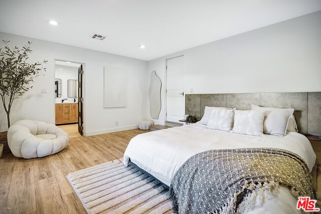 Building Photo - 5630 Gentry Ave