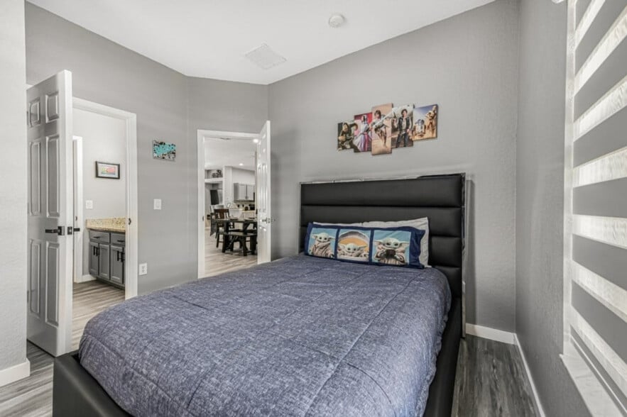 Building Photo - 16716 Lazy Breeze Loop