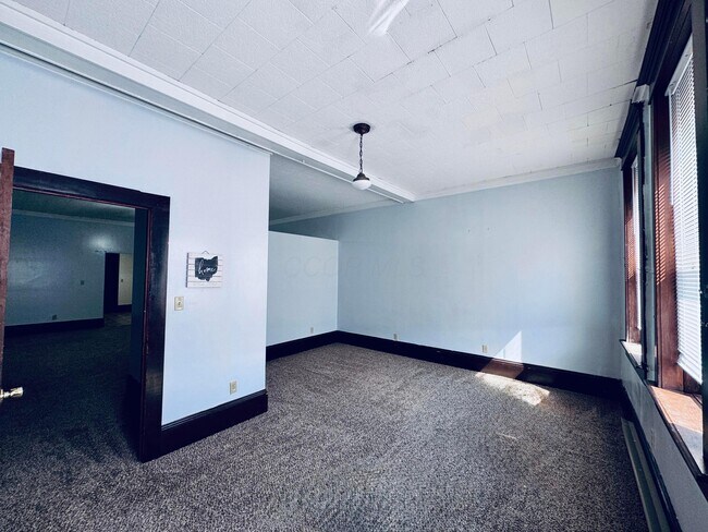 Building Photo - 18 E Main St
