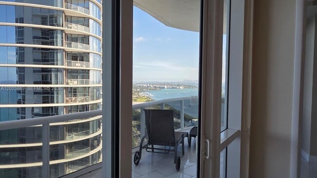 Building Photo - 15811 Collins Ave