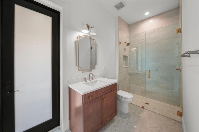 Building Photo - 5024 W Dickens Ave