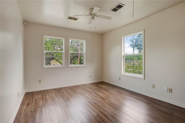 Building Photo - 400 Robertson St