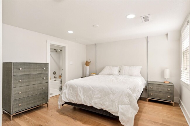 Building Photo - 3BD, 3BA Sunnyside Bungalow with 3-Car Garage