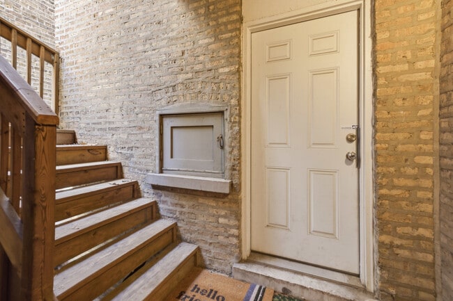 Building Photo - 1928 W Addison St