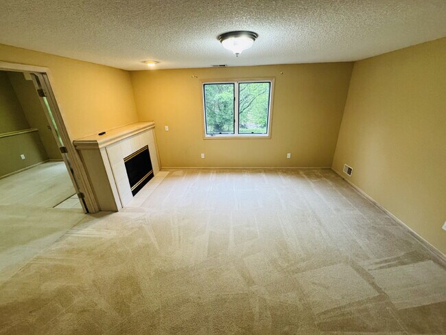 Building Photo - 9120 Trotters Ln