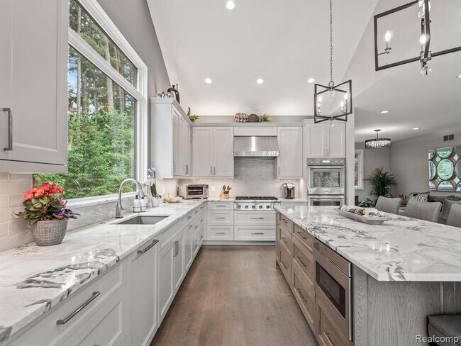 Building Photo - 3511 Lakecrest Dr