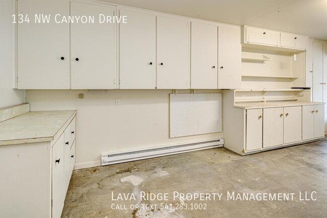 Building Photo - 134 NW Canyon Dr