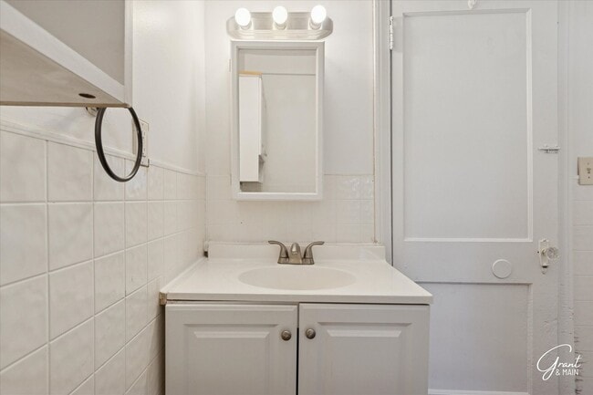 Building Photo - 2 Bedroom-1 Bath-$1200/month