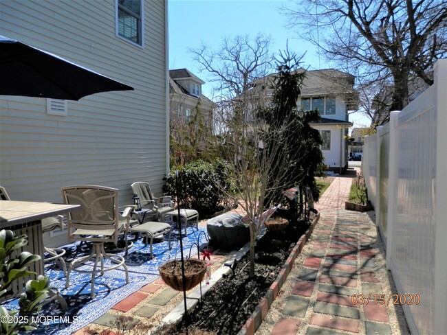 Building Photo - 616 3rd Ave