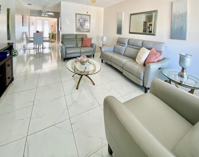 Building Photo - 938 Sumter Rd E