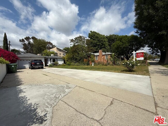 Primary Photo - 14409 Hatteras St