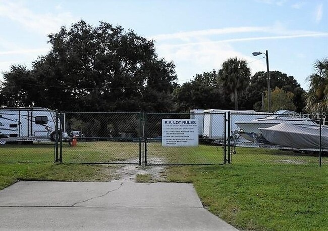 Building Photo - 3815 N Oak Dr